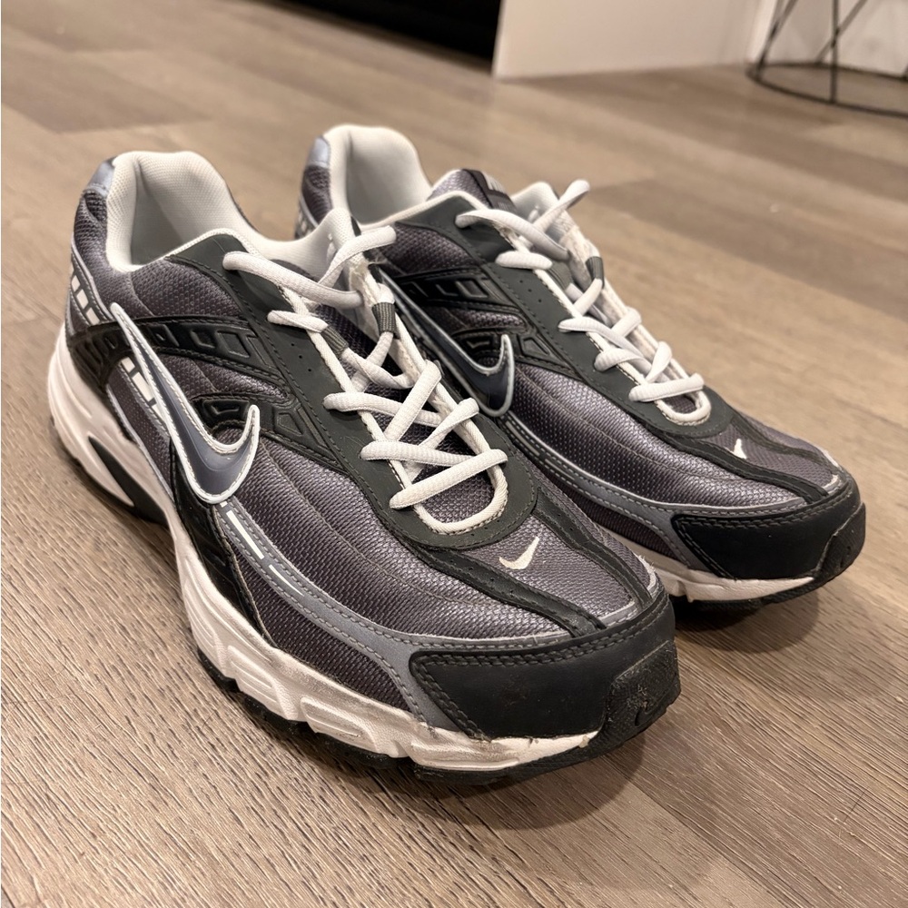 Nike Men's Black and White Athletic Shoes